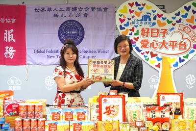 捐贈儀式由新北市世界華人工商婦女企管協會會長高詠晴(左)代表捐贈，新北社會局長李美珍(右)代表受贈。