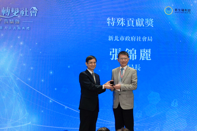 前新北市社會局長張錦麗獲「特殊貢獻獎」，由林萬億政委(左)頒贈，夫婿潘維大(右)代表領獎。