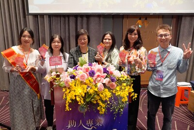 新北社會局長李美珍(左三)率隊領獎，並為獲獎的5位社工獻上祝福與勉勵。