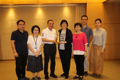 社會局長張錦麗和同仁獻政府服務獎給侯友宜市長