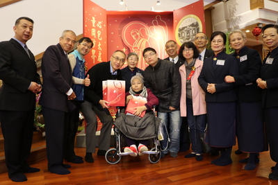 謝政達（左4）和慈濟師兄陳成立（左2）代表致贈福袋和物資卡給關懷戶