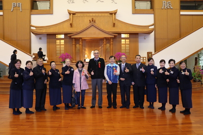 謝政達和許秀能副局長（左6）、林耀長區長（右7）感恩慈濟對新北市的照顧