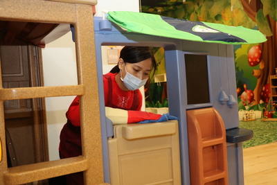 親子館工作人員利用休館期間加強館內設備清潔消毒 