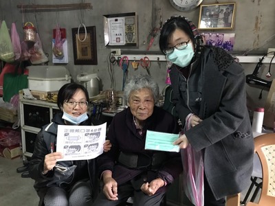 貢寮區社文課同仁送口罩給獨居長輩   並趁機做防疫宣導