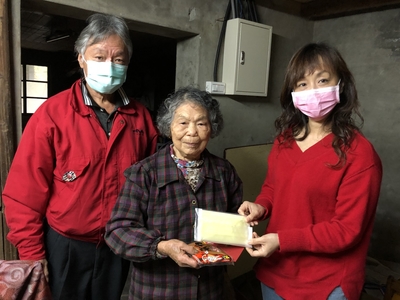 坪林區長施明慧（右）親送口罩給獨居長輩