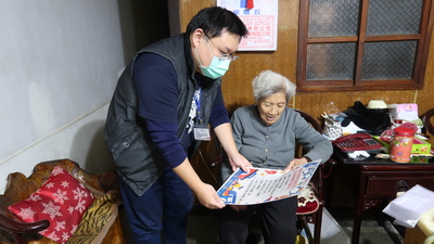 深坑區社文課同仁送口罩給獨居長輩   並趁機做防疫宣導