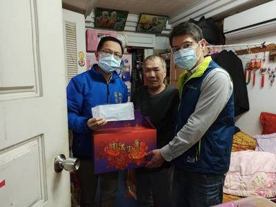 淡水區長巫宗仁（左）親送口罩到獨居長輩家中