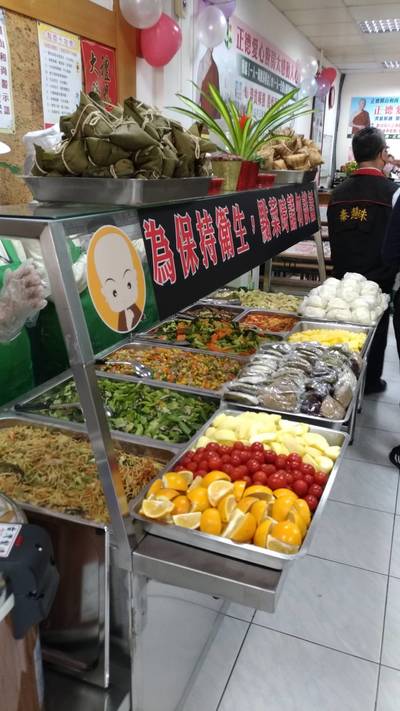 正德愛心廚房以素食蔬果為材料烹調出一道道佳餚供弱勢民眾食用