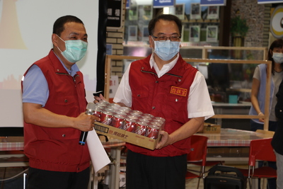 侯友宜送沙士為基層同仁加油打氣  右為賴俊達