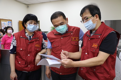 侯友宜到板橋關心  林耀長區長（右）說平均每件完成審核需要30分鐘