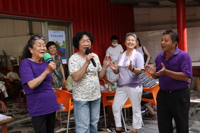文康車開到淡水區興仁里  讓長輩唱好唱滿唱到過癮   右為盧仁澤里長