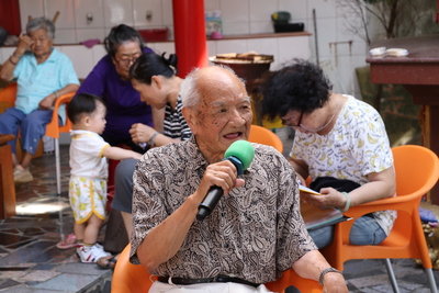 人瑞盧贊貴率先點唱日本歌「我比誰還愛你」  有日本演歌味道