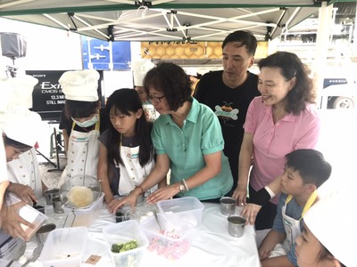 後排右起新生活創辦人羅素如、中華基督教救助協會總監張謙方、社會局副局長許秀能等參與小朋友製作惜食餐點