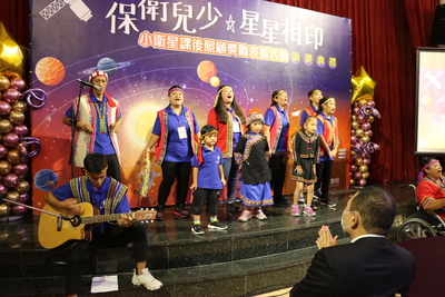 龜山教會阿諾牧師（後排左1）帶領族人在小衛星表揚大會中獻唱