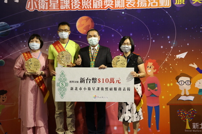 左起中華基督教新店浸信會、台灣城鄉永續關懷協會(小草書屋)和淡江教會等3個單位  獲得金星獎  分別獲頒10萬元獎勵金