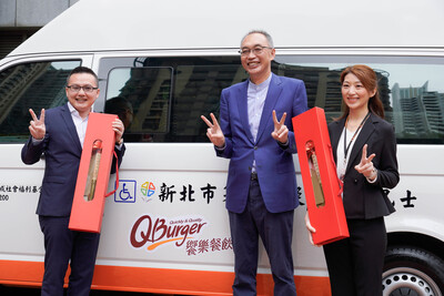 Q Burger創業人年輕夫妻鄭瑞賓、黃心乙捐贈復康巴士  謝政達回贈2支金鏟子  兩人笑得超開心