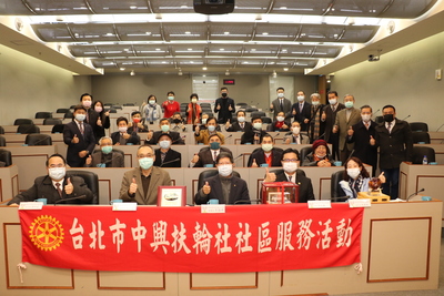 台北市中興扶輪社特地到新北市來捐車   前排中為出資者李國興  右2為社長許兆慶