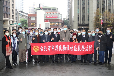 台北市中興扶輪社特地到新北市來捐車   並在復康巴士前合影
