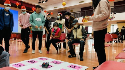 輔大職能治療系學生認真教導長輩如何控制自走車闖關  阿公阿嬤樂得無照駕駛