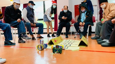 仁家阿公操控電子自走車撞翻空鋁罐酒瓶  高呼乎乾啦