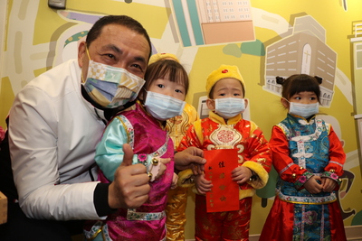 侯友宜致贈公托小朋友小紅包