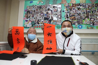 侯友宜和長輩一起寫春聯  他自嘲說一元復始的元寫得有點像六