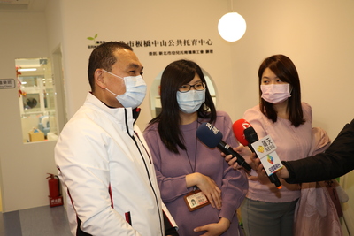 稅捐處楊姓員工（中）感謝侯友宜推動公共托育政策  讓她也能受惠
