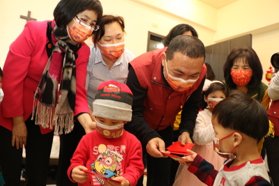 侯友宜在小年夜探視林口社宅「類家庭」並致贈小紅包給孩子