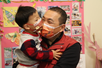 2歲的凱凱討抱抱  侯友宜一把抱起  還說當阿公真好