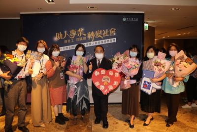 新北6位社工榮獲全國專業績優社工殊榮   左起劉益昌、陳昕媺、郭昀盈、嚴姿女、社會局副局長林昭文、羅惠玲、林欣怡和新北市家防中心主任許芝綺