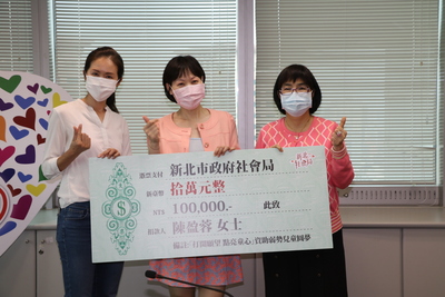 營養師陳盈蓉（中）捐10萬元  助弱勢童一圓旅遊夢  左右分別為洪佳君議員和張錦麗局長