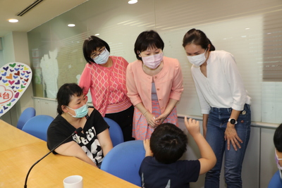 琴弟（前中  化名）說  我終於可以到海生館看海豚了   後排中為營養師陳盈蓉