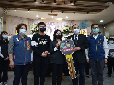 呂媽媽將復康巴士的鑰匙交給侯友宜