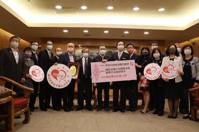 世界台灣商會聯合總會捐贈480萬元給新北市  由侯友宜市長代表受贈  中華民國僑務委員會童振源委員長（中右）也一起出席捐贈