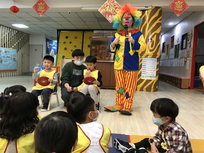 小丑醫師教導小朋友正確的刷牙方法