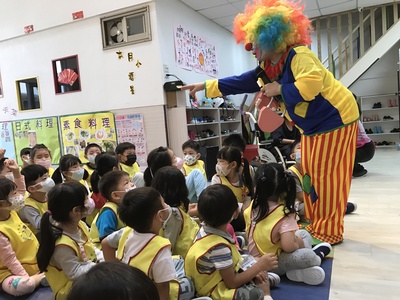 威妮斯特堡幼兒園的小朋友們熱情舉手搶答