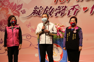 新北市長侯友宜勉勵模範婆媳家和萬事興  左為新北市婦女會理事長陳吳惠純   右為中華民國婦女總會理事長徐劉淑媓