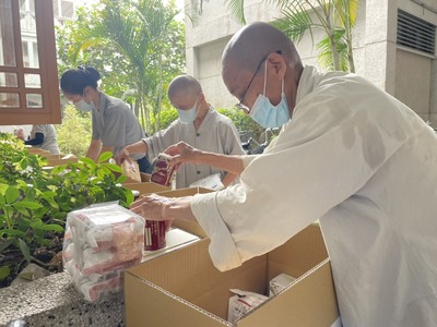 慈濟師父也幫忙整理包裝安心食物箱