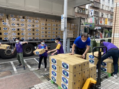 慈濟基金會利用大型運輸車載運食物箱到新北市三重社福中心