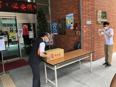 鬍鬚張便當送到三重分局門口