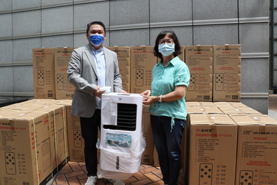 社團法人愛的延續公益協會理事長張庭溢（左）捐贈80台微電腦觸控式冷水扇給新北市20個篩檢站  由許秀能副局長代收