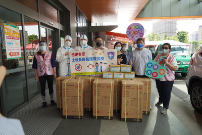 社團法人愛的延續公益協會理事長張庭溢（右2）將水冷扇和酷冷包送到土城醫院篩檢站  受到醫護人員的歡迎