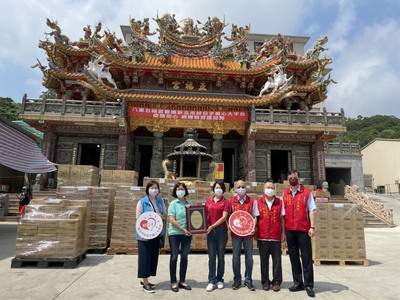 社會局副局長許秀能（左2）代表市長侯友宜頒贈感謝牌給五福宮主委鄭戴麗香（左3）