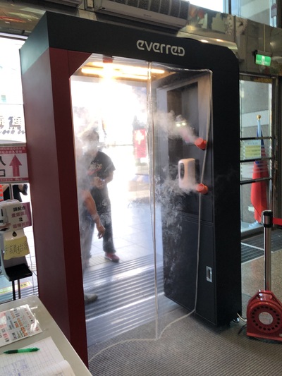 智慧防疫門兼具紅外線臉部測溫與全身自動酒精噴霧和氫離子殺菌功能