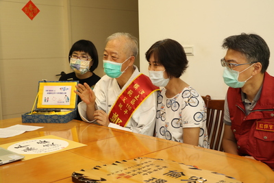 鄭茂林透過視訊  接受侯友宜市長的祝福  左右分別為張錦麗局長和陳健民區長