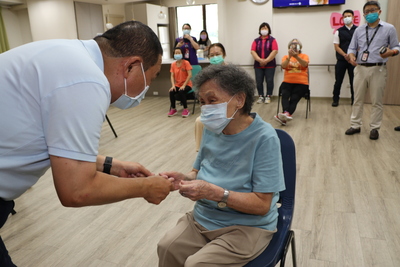 侯友宜假裝贈給96歲的阿嬤楊賴省5千元重陽禮金  阿嬤也作勢要拿  透得大家笑哈哈  侯友宜說9月24日就會匯入了  4年後他如果還在位  會送給阿嬤2萬元重陽禮金大紅包