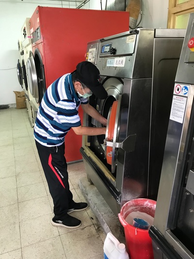 大仁哥在新北市街友重建中心的鼓勵和媒合下  在仁愛之家擔任洗衣工