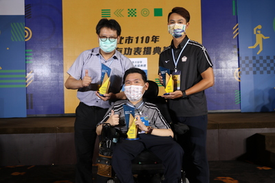 八里愛心教養院地板滾球黃金拍檔張孜維（中）、胡家榮（右）將朝 2024年巴黎帕運邁進  為國爭光   左為謝鑫敏院長