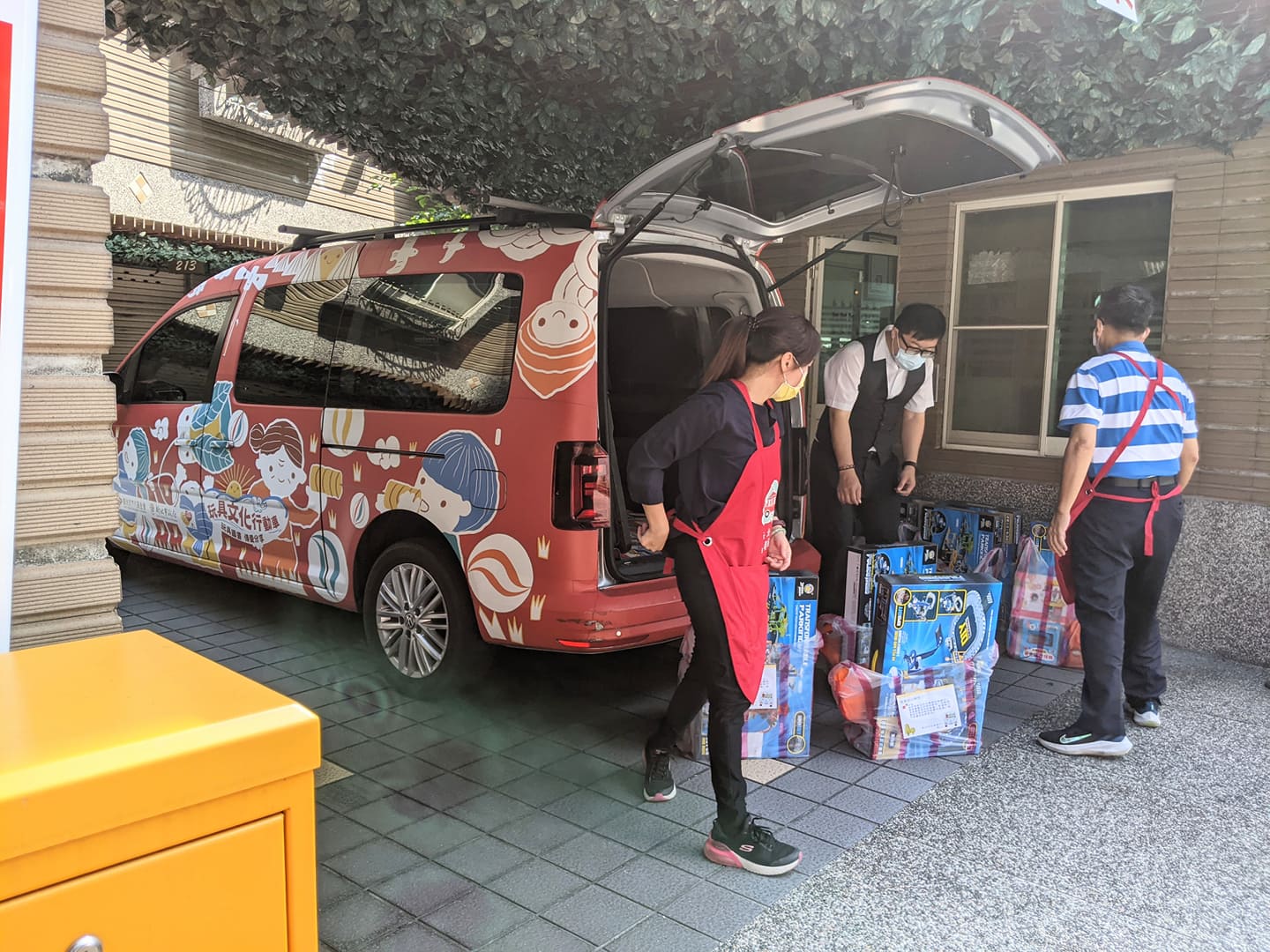 新北市玩具銀行由行動玩具車專程送玩具到到防疫旅館  給集中檢疫隔離的小朋友玩