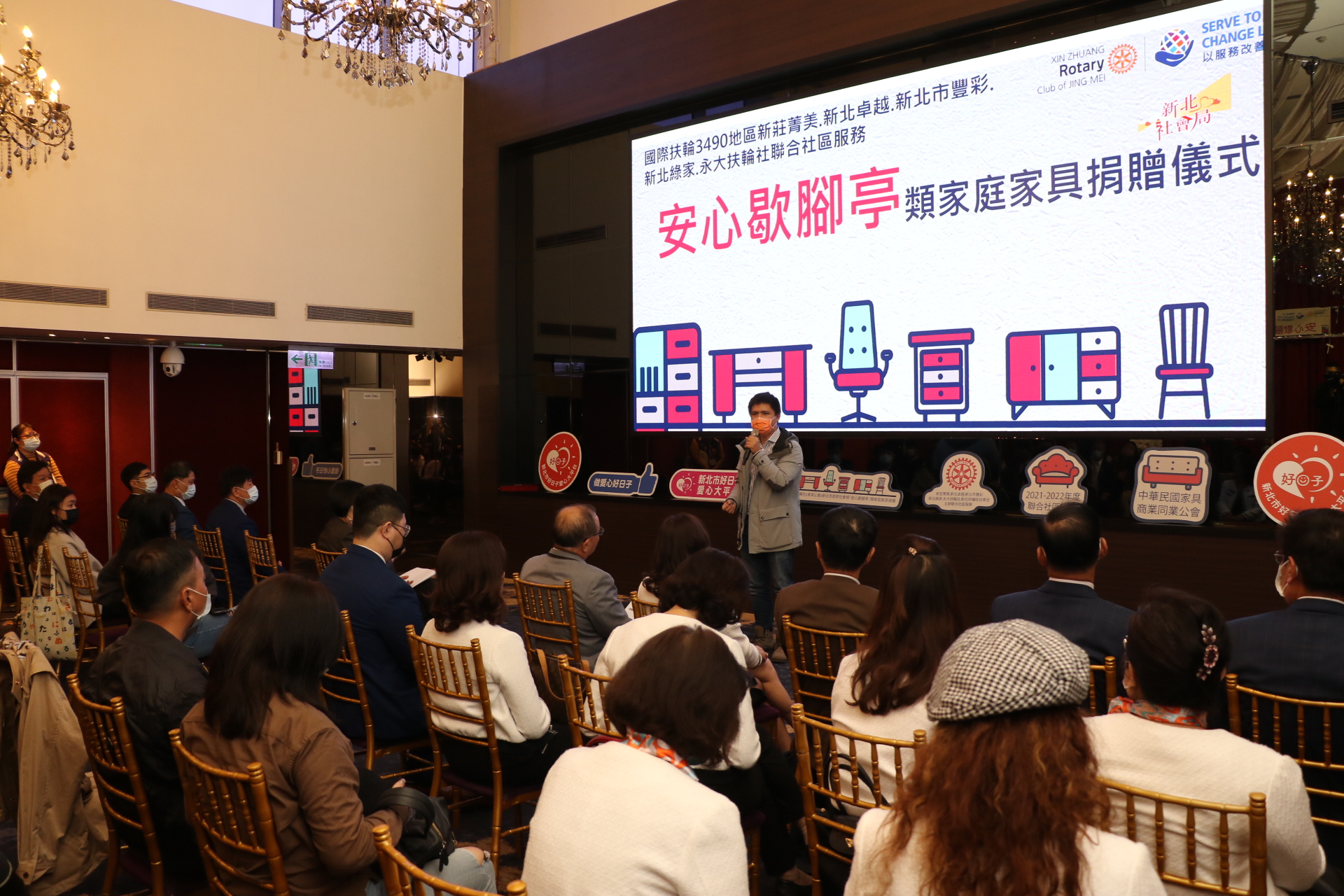 中華更生少年關懷協會主任謝宗燁在捐贈會場  代表協助照顧的家庭感謝扶輪社的捐贈